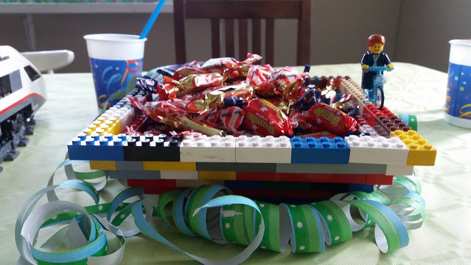 Legoista tehty tarjoilukulho.
