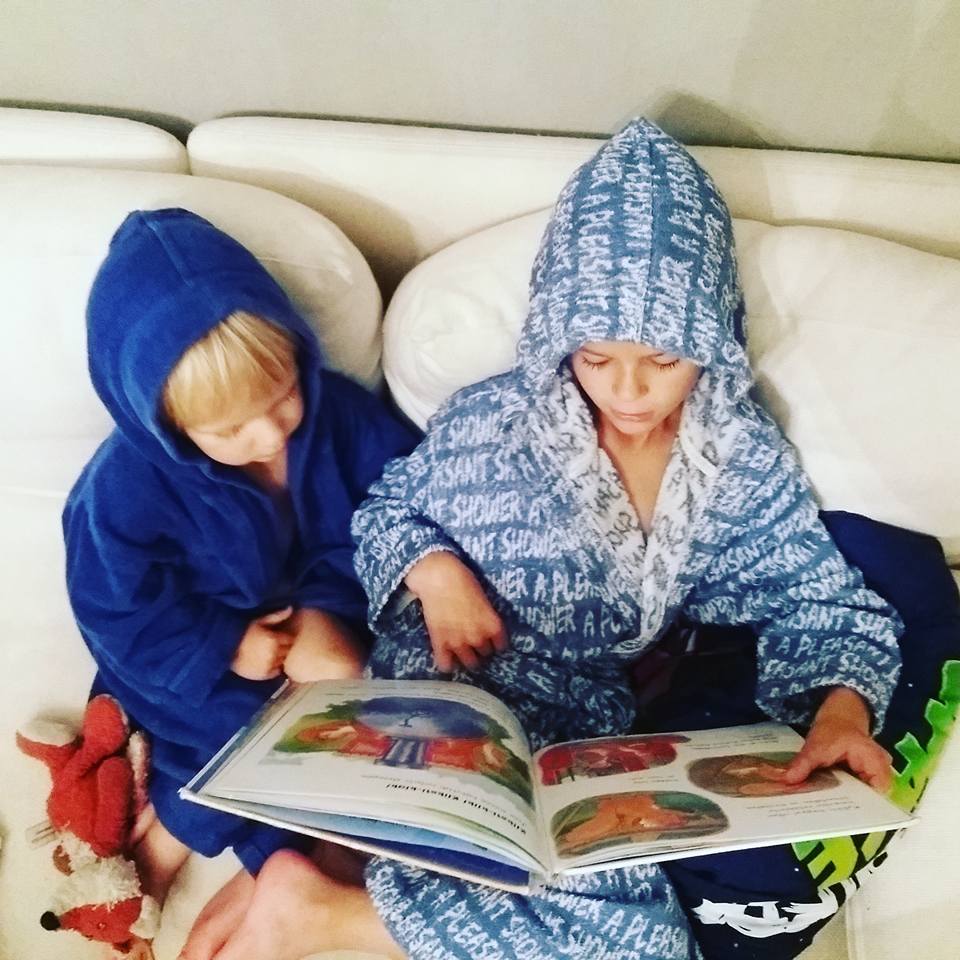 pojat lukee kirjaa