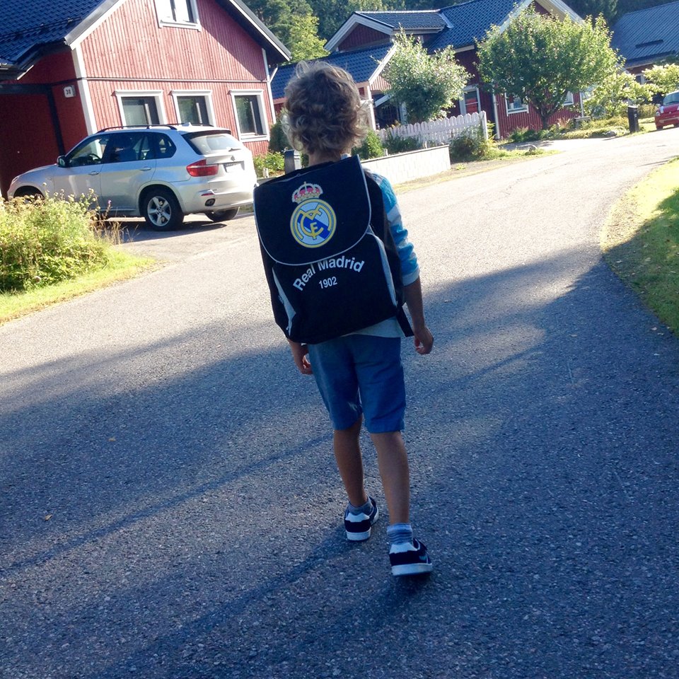 poika reppu selässä