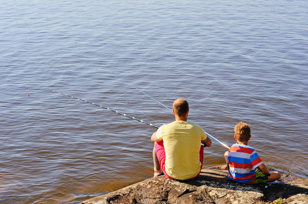 isä ja poika kalastaa