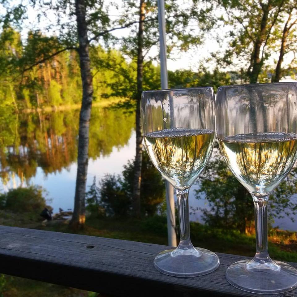 kaksi viinilasia ja järvi