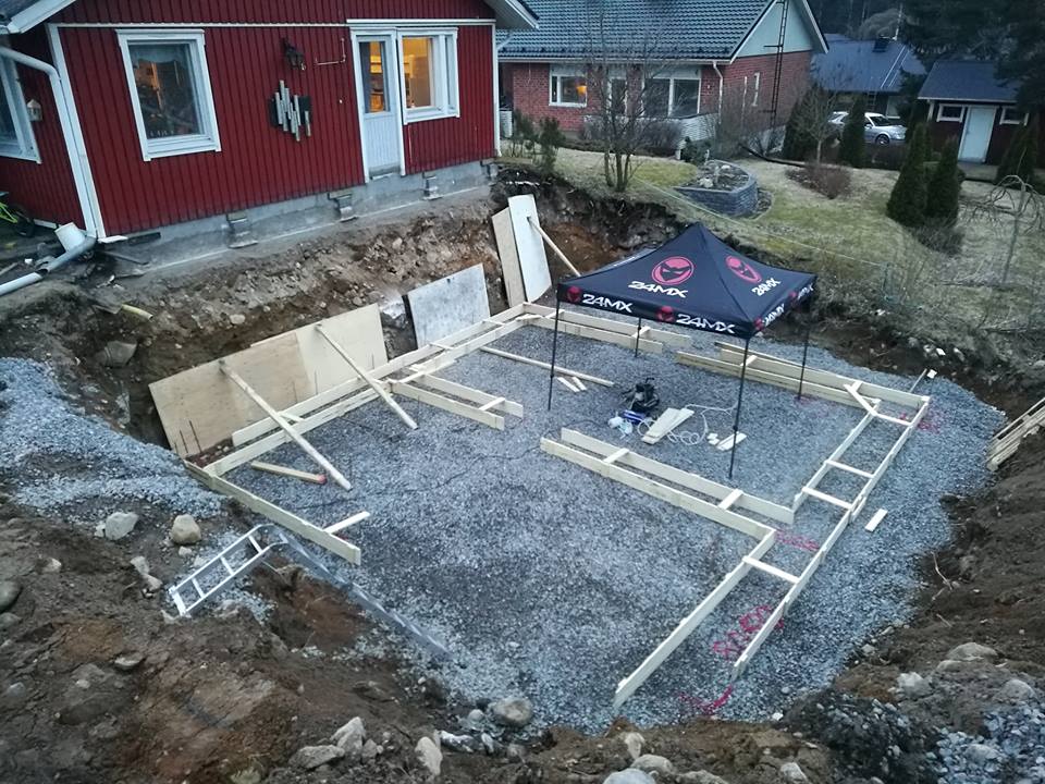 You are currently viewing Yksinhuoltajana neljälle- isä se rakentaa taloa