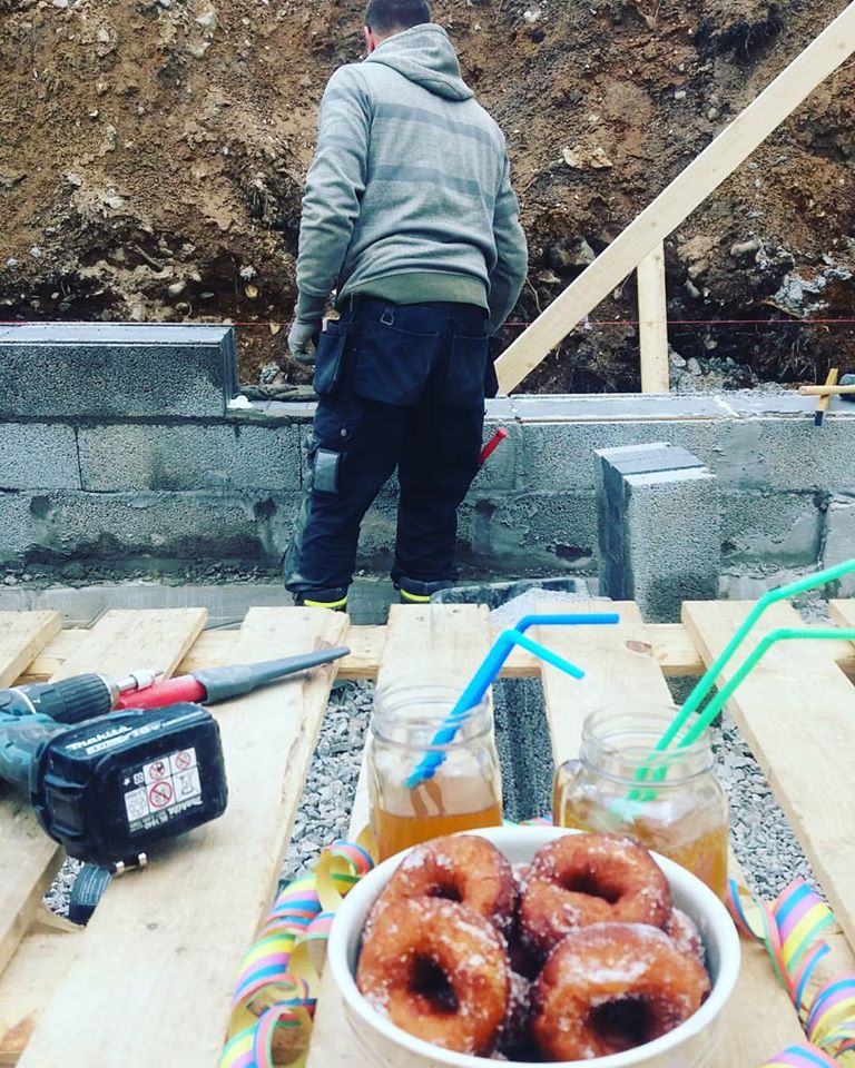 Simaa ja munkkeja työmaalla