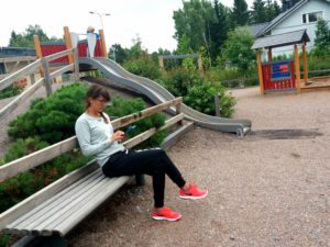 Read more about the article Äidillä kännykkä kädessä leikkipuistossa. Tsot tsot äiti!