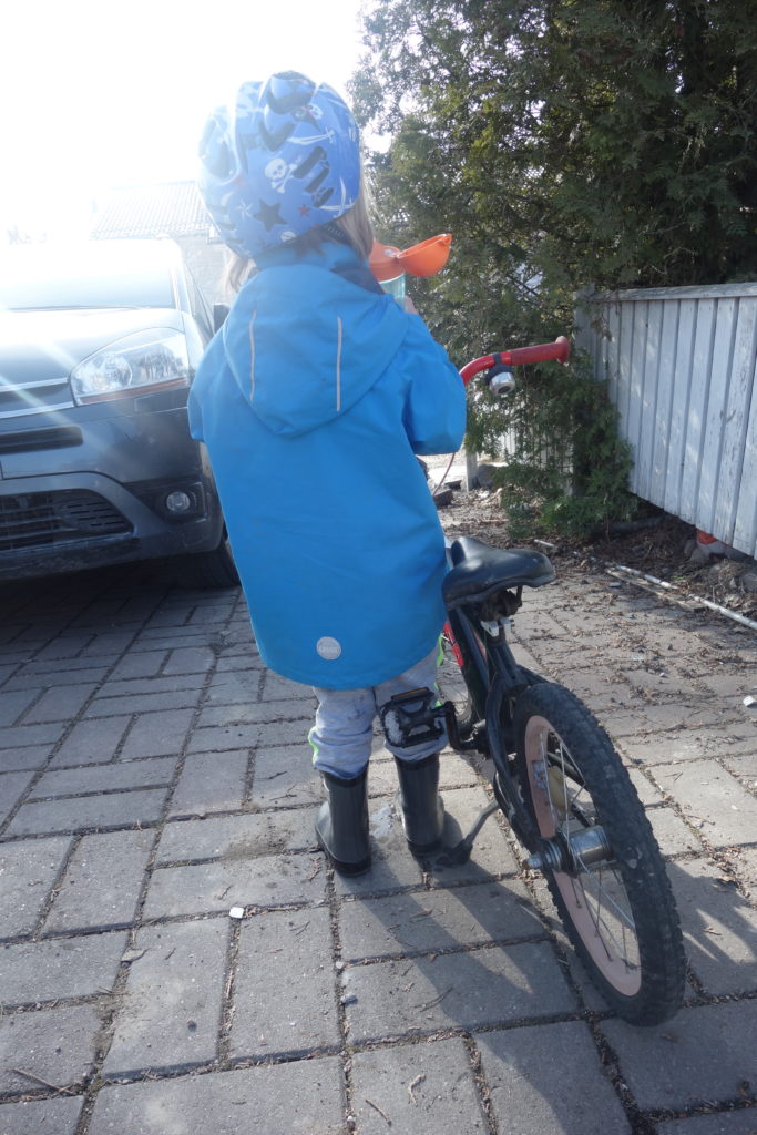 poika ja polkupyörä