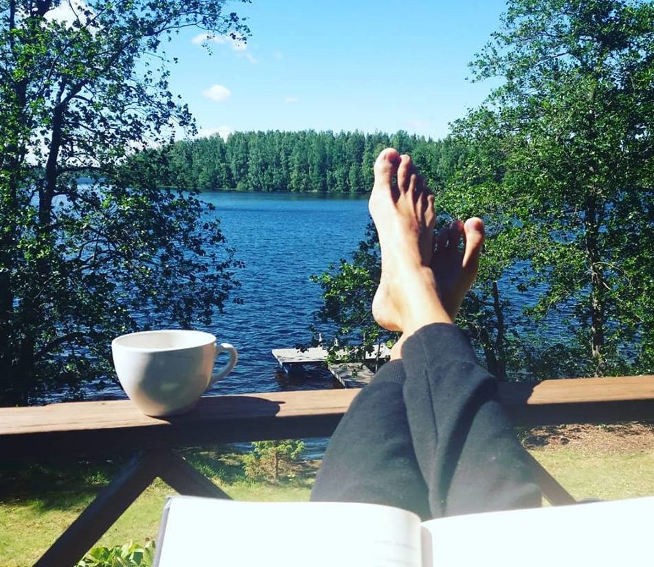 äiti rentoutuu