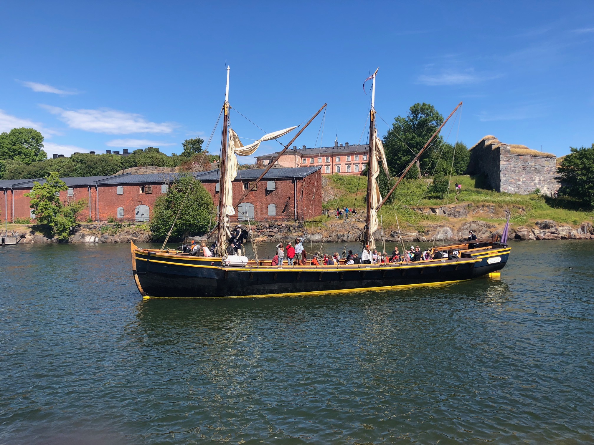Lasten meriseikkailu Suomenlinnassa