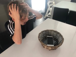 Read more about the article Haaste pojille: viikko ilman puhelimia