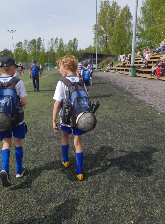 Illat yhtä lasten harrastusrumbaa -äiti taksikuskina