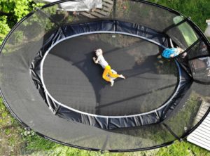 Read more about the article Parhaan menomestan saa omalle pihalle – panosta kunnon trampoliiniin