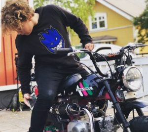 Read more about the article Mopo tuli taloon…vaikka äiti ei halunnut