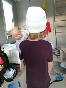 Read more about the article Pitäisikö jokaisen pojan leikkiä nukeilla?