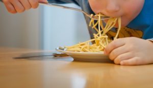 Read more about the article Nuudellia ja pinaattilettuja lounaaksi seuraavat 3kk -meille ei kuulu kouluruoka?