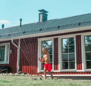 Read more about the article Mitä tehdä lasten kanssa sadepäivänä?