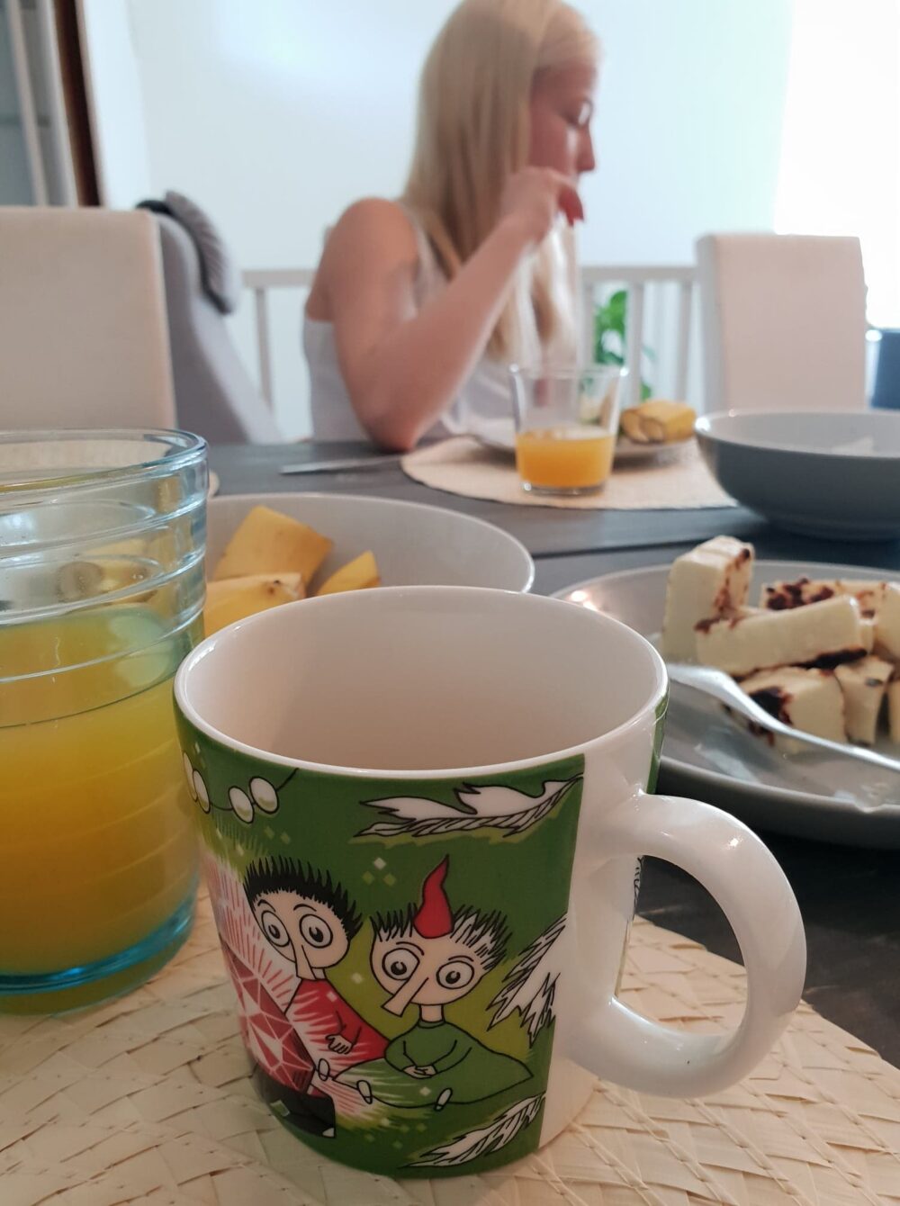 puhelu aamupalapöytään