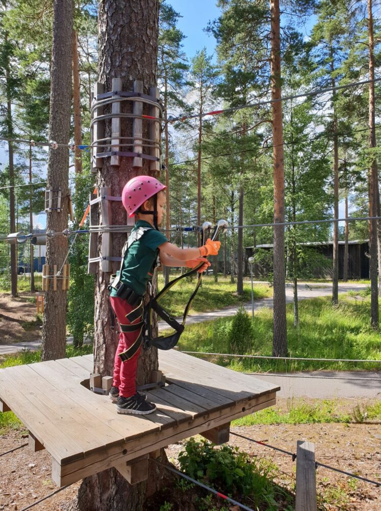 You are currently viewing Kerrankin tekemistä, mikä sopii koko perheelle: seikkailupuisto