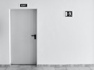 Read more about the article Eli opetetaanko se poika pitämään ovea auki vai ei?