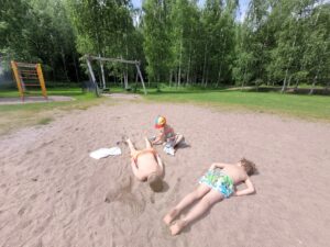 Read more about the article Pojat kesälomalla, äiti ei. Siinä vasta pulma