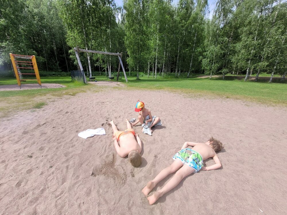 You are currently viewing Pojat kesälomalla, äiti ei. Siinä vasta pulma
