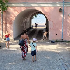 Read more about the article Suomenlinna lasten kanssa -yllätyksiä täynnä!