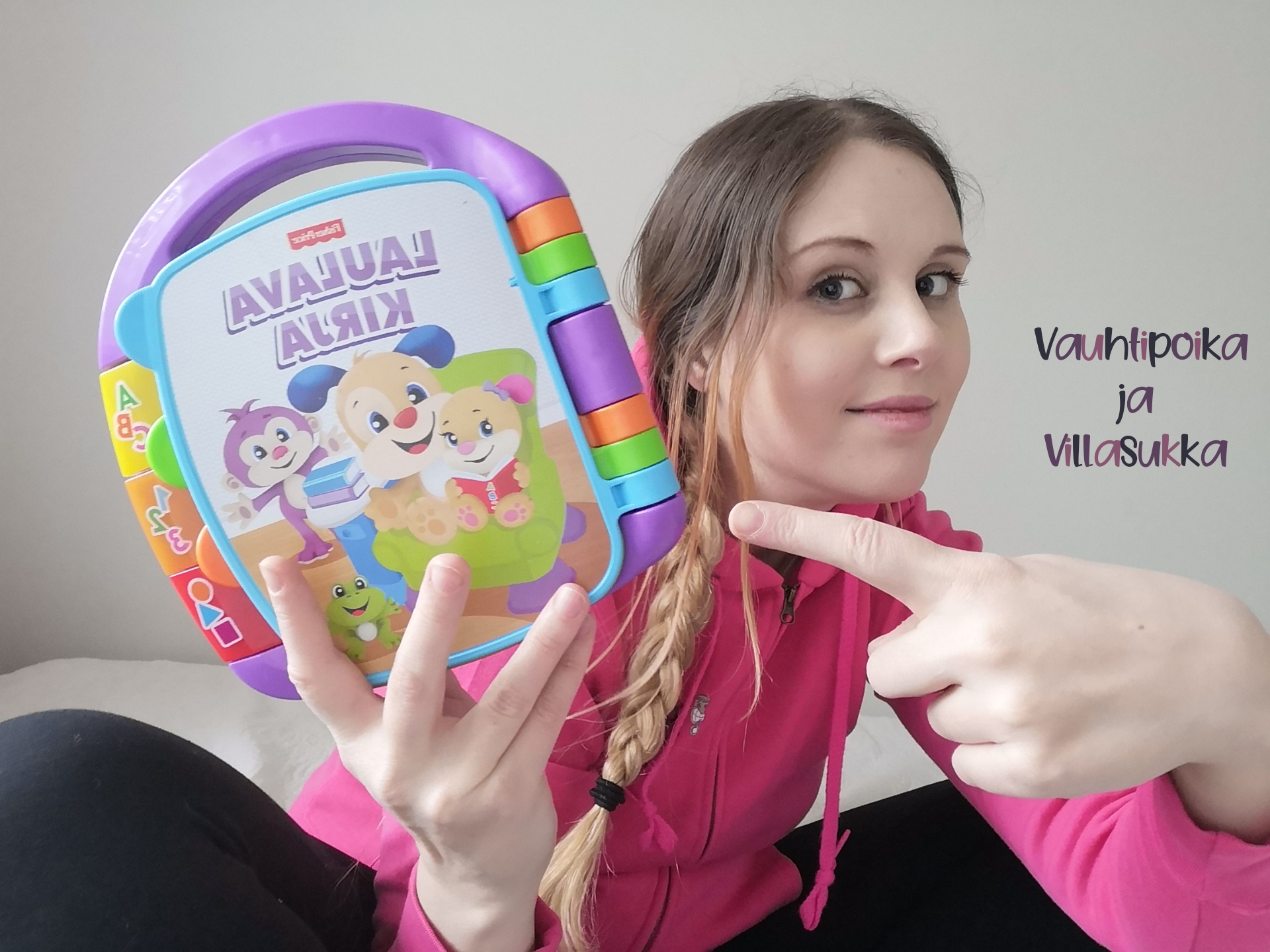 Laulava kirja häätöuhan alla