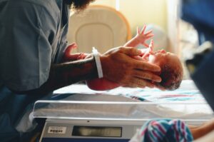 Read more about the article Tilastoja synnytyksistä -kuinka moni käyttää kipulääkettä tai synnyttää alakautta?