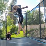 10 erilaista trampoliinille sopivaa leikkiä