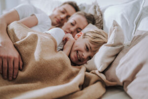 Read more about the article Vanhempien vieressä nukkuminen tekee pojasta itsevarman