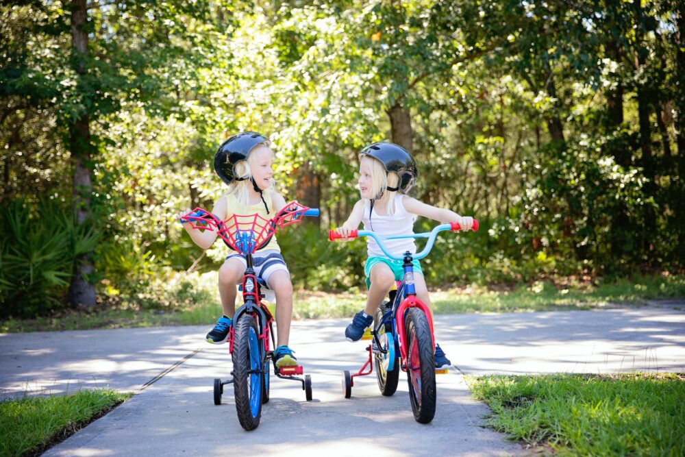 Polkupyörä vai potkupyörä, kumpi lapselle kannattaa valita?
