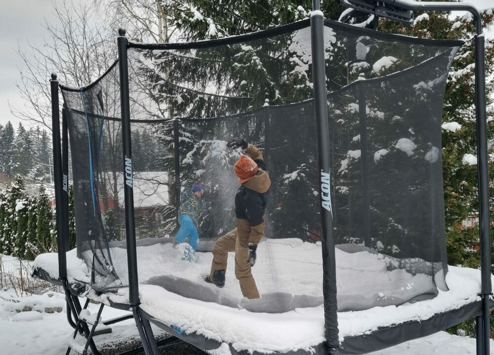 Voiko trampoliinilla hyppiä talvella?
