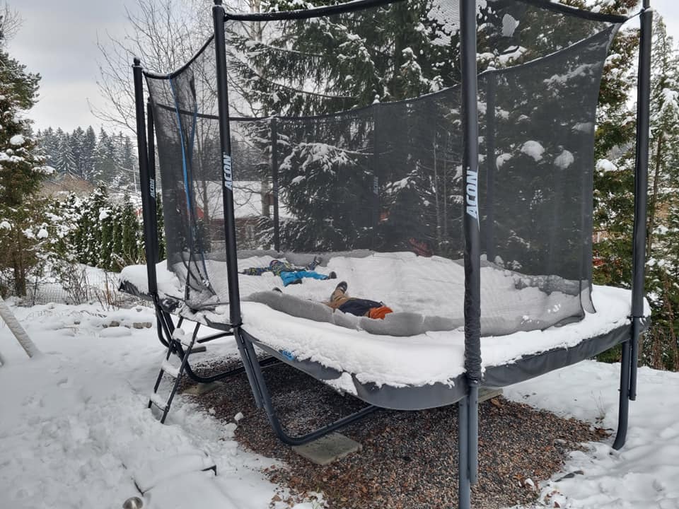 trampoliini talvella