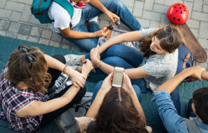 Read more about the article Lahja lapsellesi – kriittinen medialukutaito