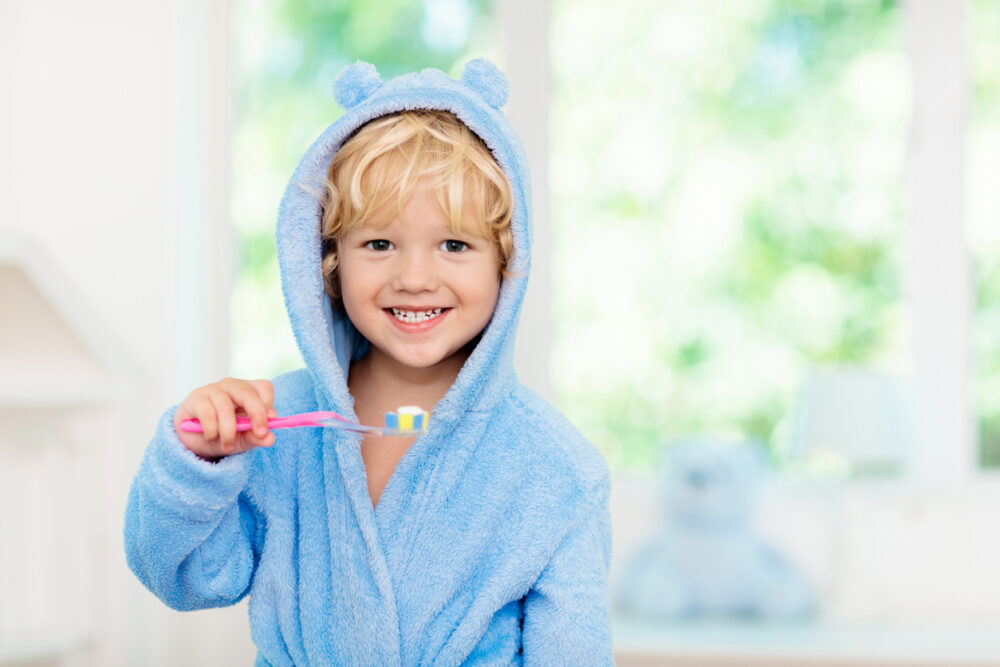 Minkä ikäisenä lapsi voi pestä omat hampaansa?