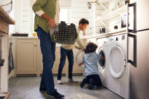 Read more about the article Miksi pyykkihuolto kasaantuu äideille? Äidit paljastavat syyn