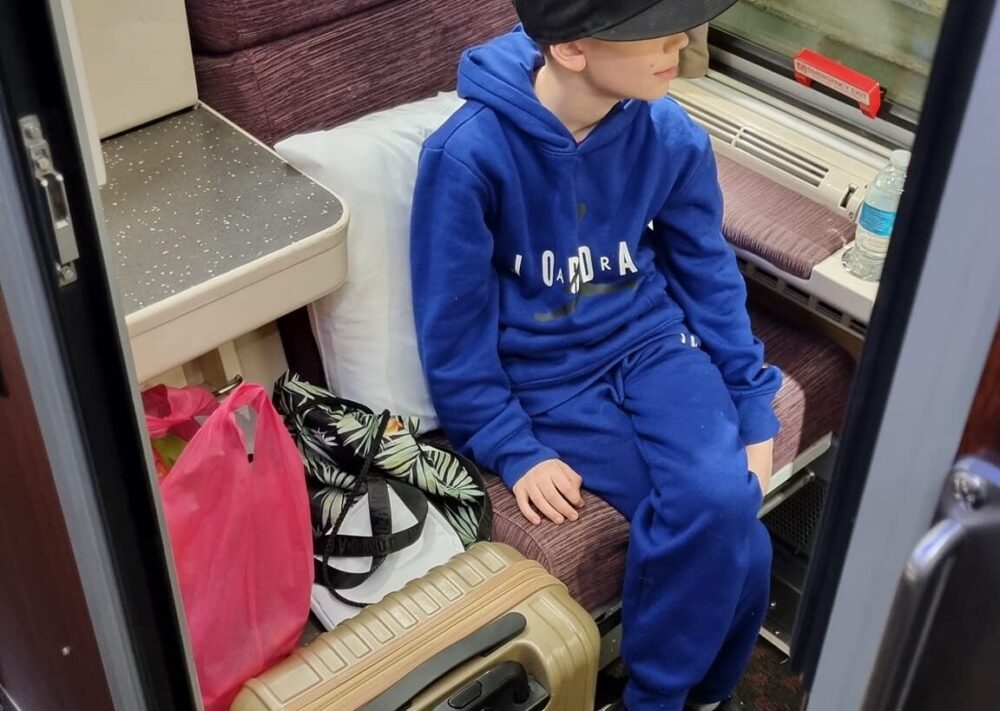 poika istuu junassa