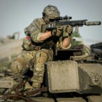 Tekeekö armeija pojasta miehen?