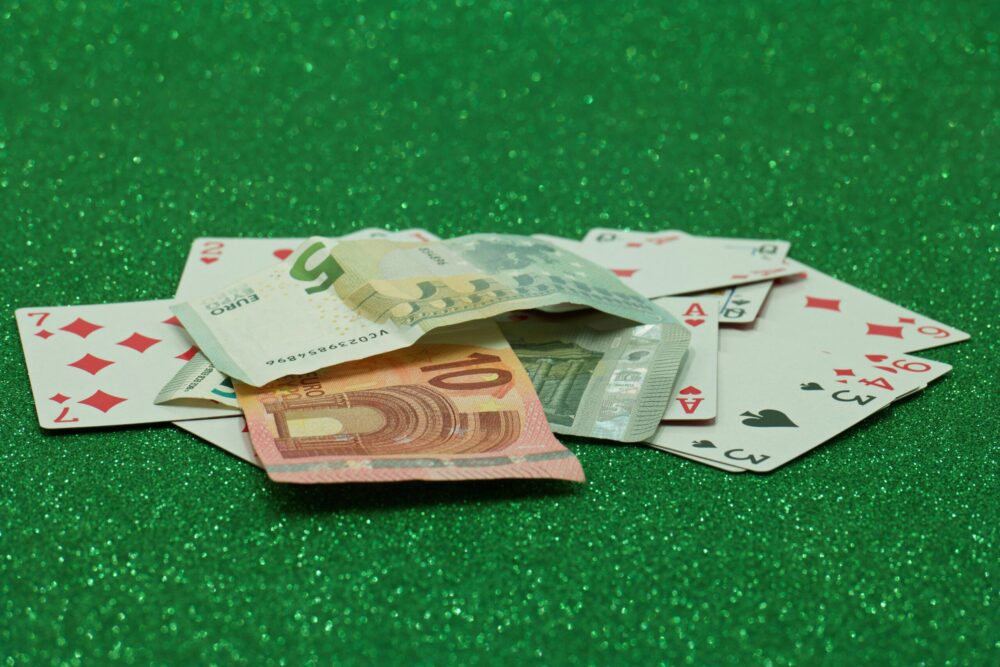 Alaikäiset pojat pelaavat tutkimuksen mukaan rahapelejä enemmän kuin tytöt