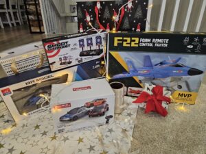 Read more about the article Pojat testasivat: Tässä ovat vuoden hauskimmat joululahjat!