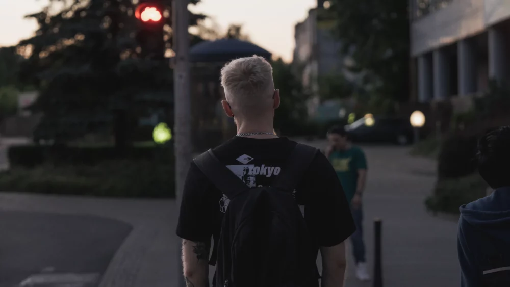 sivariin menevä poika