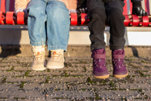 Read more about the article Lasten vedenpitävät paljasjalkakengät – Vaistoa Kaste