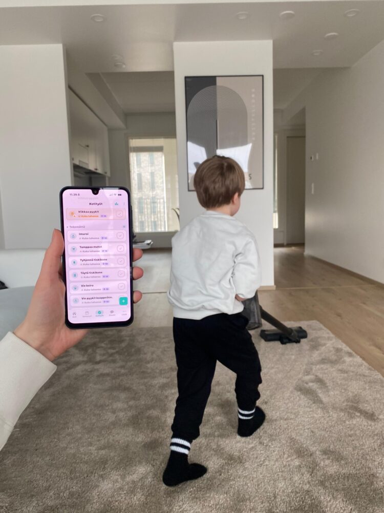 poika imuroi ja äiti katsoo Perhe.Appia