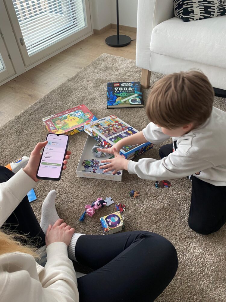 Perhe.App käytössä, poika siivoaa