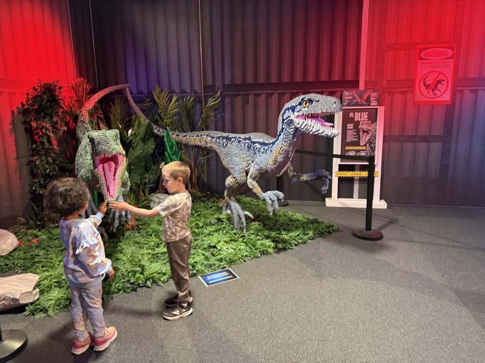 lego dinosaurus ja kaksi lasta
