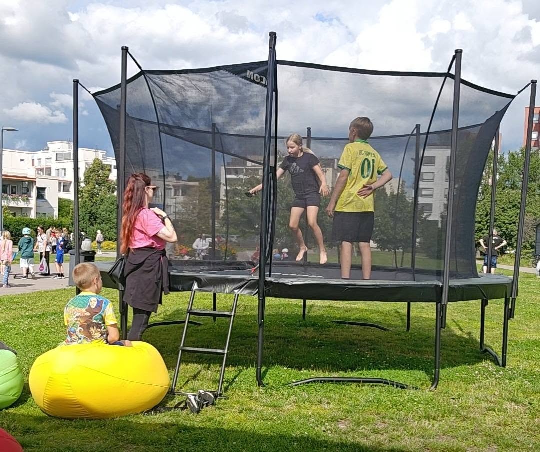 Trampoliiniennätyksen tekoa