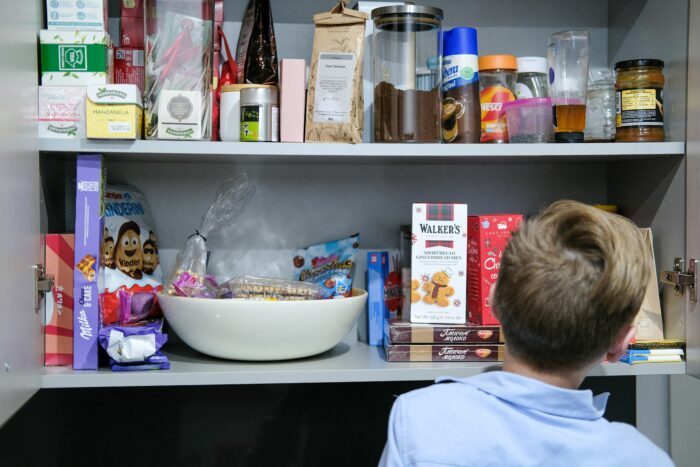 poika ruokakaapilla